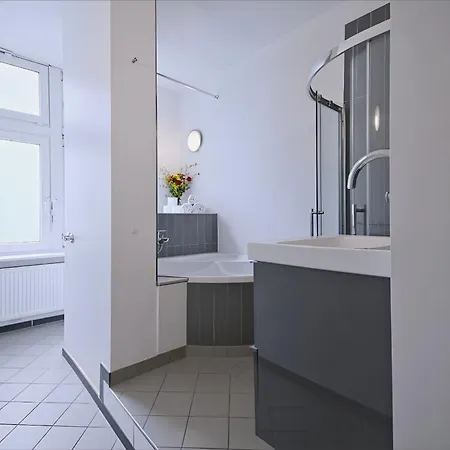 Elegante Altbauwohnung דירה *