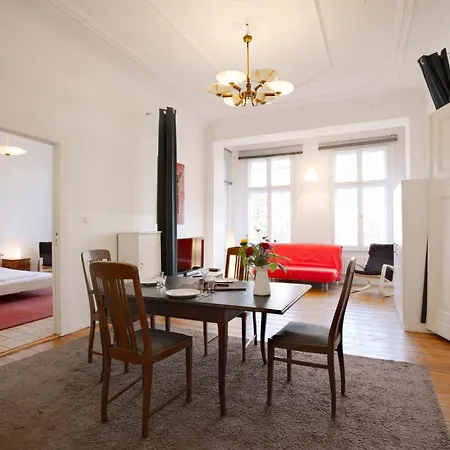 Elegante Altbauwohnung Берлин